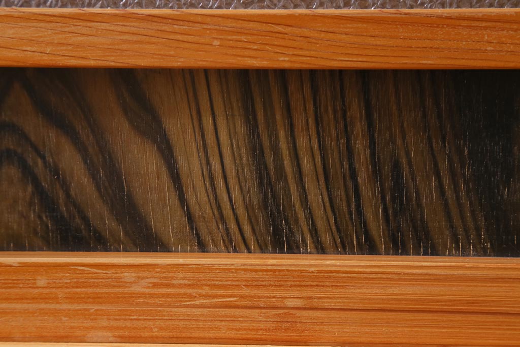 レトロ家具　和製アンティーク　ダイヤガラスがレトロな雰囲気を高める食器棚(収納棚、戸棚、キャビネット)(R-038681)