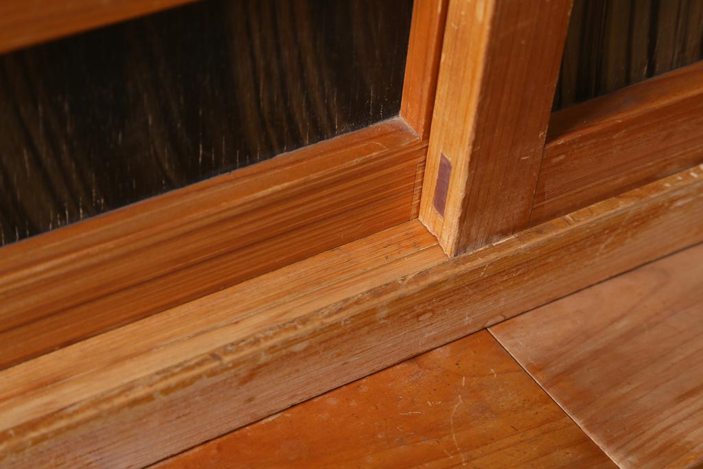 レトロ家具　和製アンティーク　ダイヤガラスがレトロな雰囲気を高める食器棚(収納棚、戸棚、キャビネット)(R-038681)