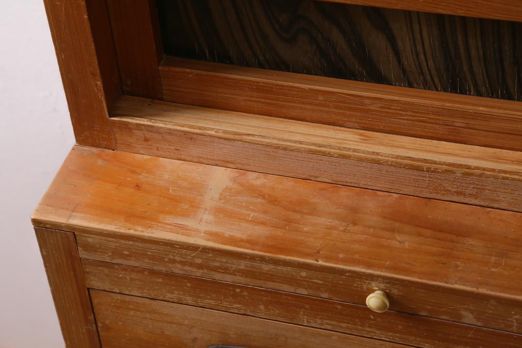 レトロ家具　和製アンティーク　ダイヤガラスがレトロな雰囲気を高める食器棚(収納棚、戸棚、キャビネット)(R-038681)