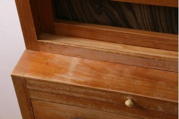 レトロ家具　和製アンティーク　ダイヤガラスがレトロな雰囲気を高める食器棚(収納棚、戸棚、キャビネット)(R-038681)