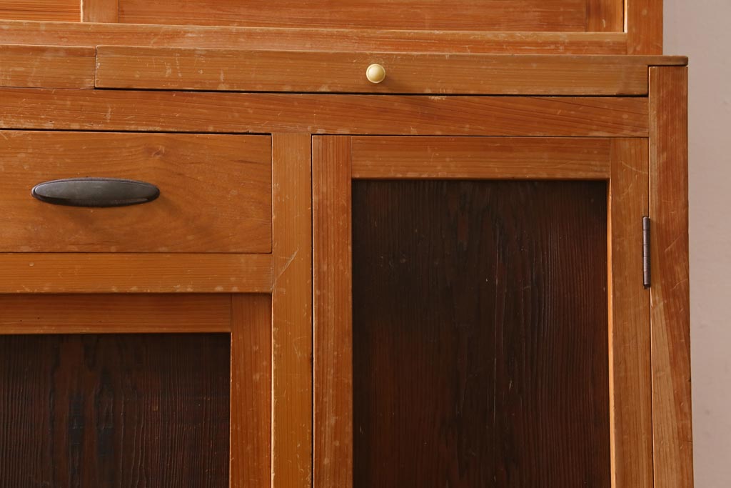 レトロ家具　和製アンティーク　ダイヤガラスがレトロな雰囲気を高める食器棚(収納棚、戸棚、キャビネット)(R-038681)