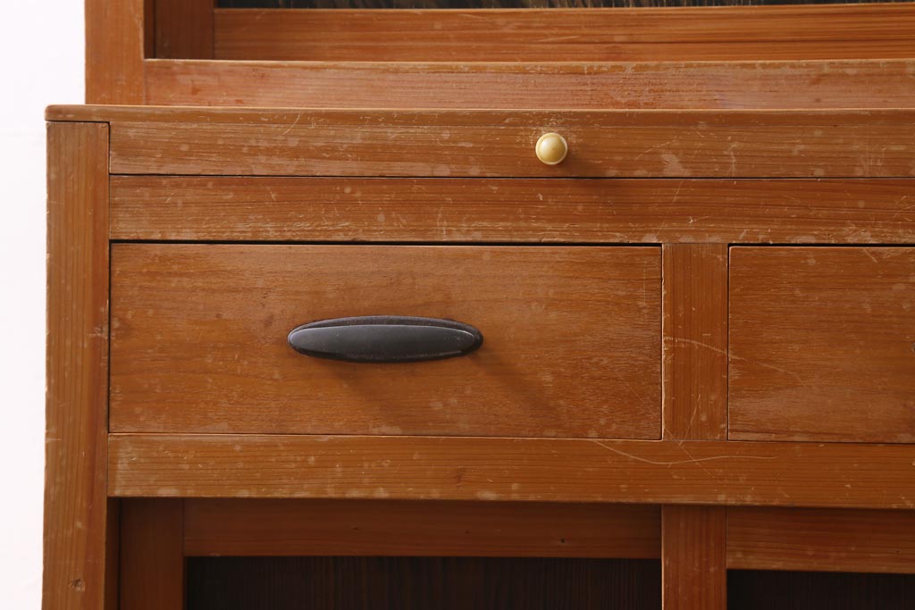 レトロ家具　和製アンティーク　ダイヤガラスがレトロな雰囲気を高める食器棚(収納棚、戸棚、キャビネット)(R-038681)