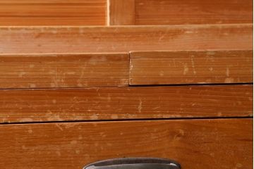 レトロ家具　和製アンティーク　ダイヤガラスがレトロな雰囲気を高める食器棚(収納棚、戸棚、キャビネット)(R-038681)