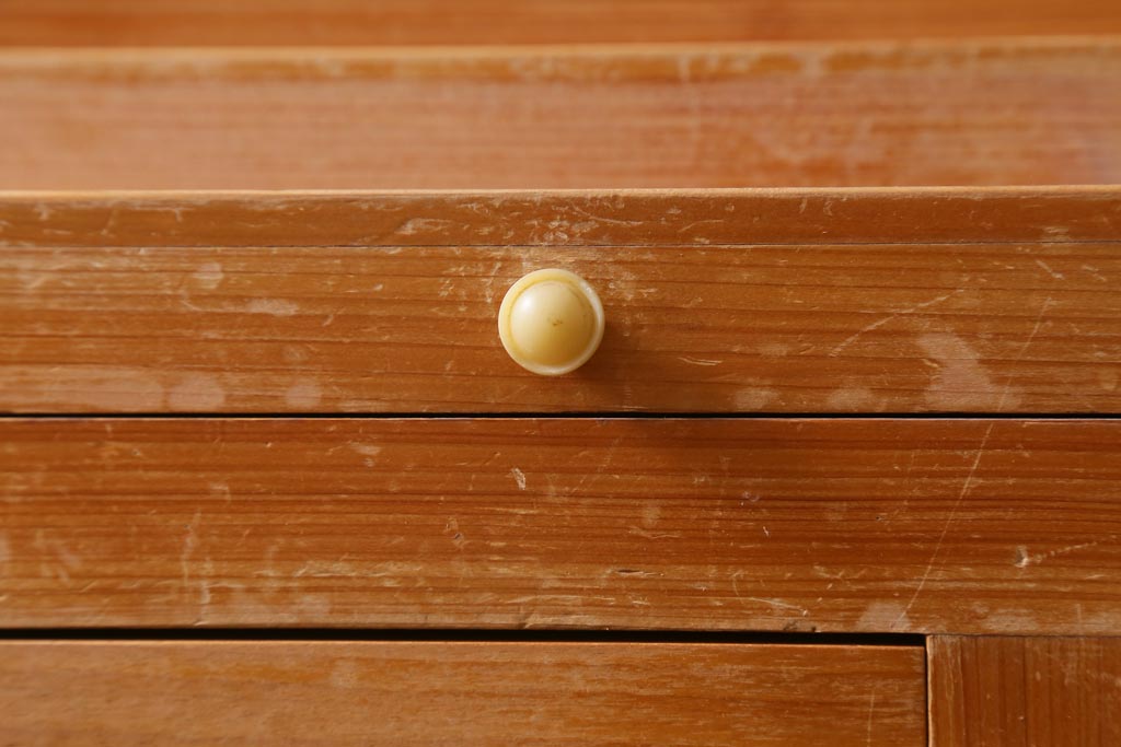 レトロ家具　和製アンティーク　ダイヤガラスがレトロな雰囲気を高める食器棚(収納棚、戸棚、キャビネット)(R-038681)