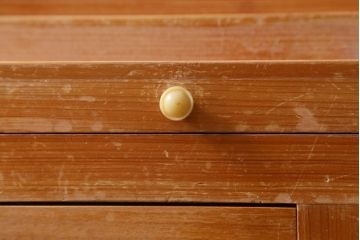 レトロ家具　和製アンティーク　ダイヤガラスがレトロな雰囲気を高める食器棚(収納棚、戸棚、キャビネット)(R-038681)