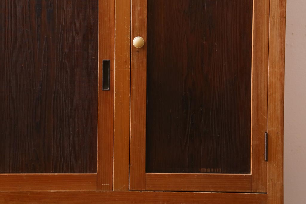 レトロ家具　和製アンティーク　ダイヤガラスがレトロな雰囲気を高める食器棚(収納棚、戸棚、キャビネット)(R-038681)