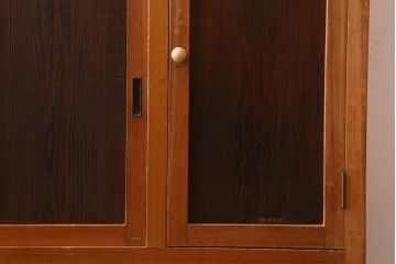 レトロ家具　和製アンティーク　ダイヤガラスがレトロな雰囲気を高める食器棚(収納棚、戸棚、キャビネット)(R-038681)