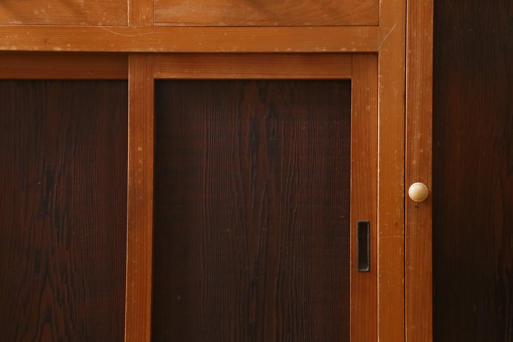 レトロ家具　和製アンティーク　ダイヤガラスがレトロな雰囲気を高める食器棚(収納棚、戸棚、キャビネット)(R-038681)