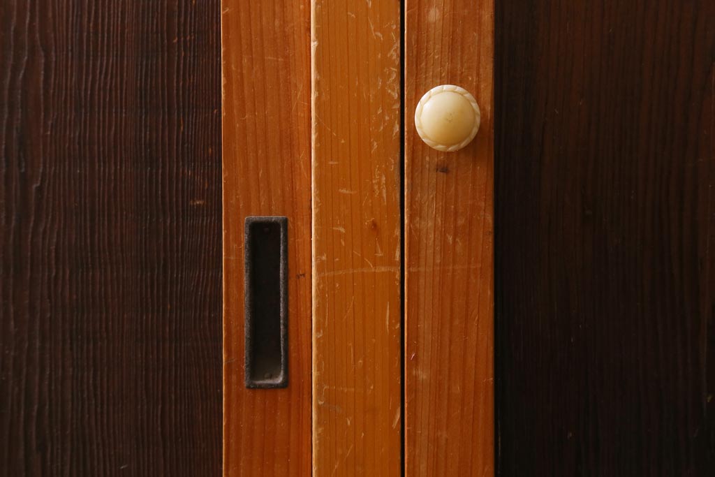 レトロ家具　和製アンティーク　ダイヤガラスがレトロな雰囲気を高める食器棚(収納棚、戸棚、キャビネット)(R-038681)