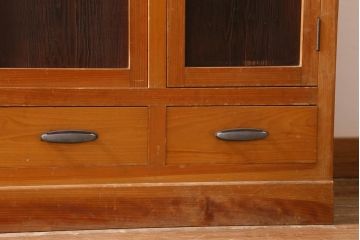 レトロ家具　和製アンティーク　ダイヤガラスがレトロな雰囲気を高める食器棚(収納棚、戸棚、キャビネット)(R-038681)