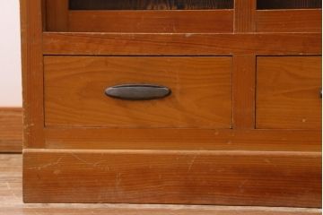 レトロ家具　和製アンティーク　ダイヤガラスがレトロな雰囲気を高める食器棚(収納棚、戸棚、キャビネット)(R-038681)