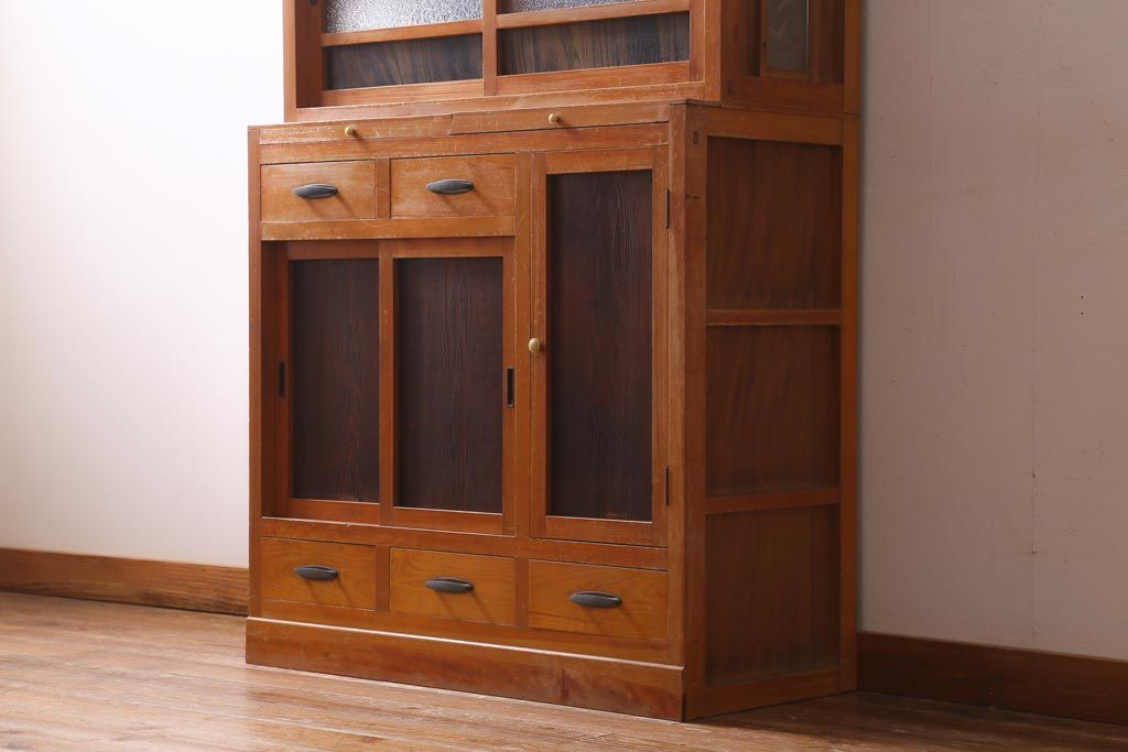 レトロ家具　和製アンティーク　ダイヤガラスがレトロな雰囲気を高める食器棚(収納棚、戸棚、キャビネット)(R-038681)