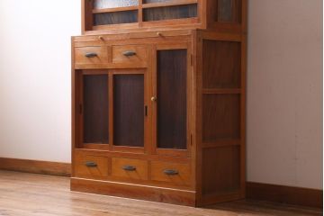 レトロ家具　和製アンティーク　ダイヤガラスがレトロな雰囲気を高める食器棚(収納棚、戸棚、キャビネット)(R-038681)