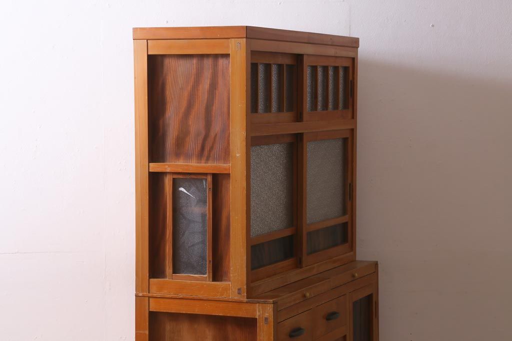 レトロ家具　和製アンティーク　ダイヤガラスがレトロな雰囲気を高める食器棚(収納棚、戸棚、キャビネット)(R-038681)