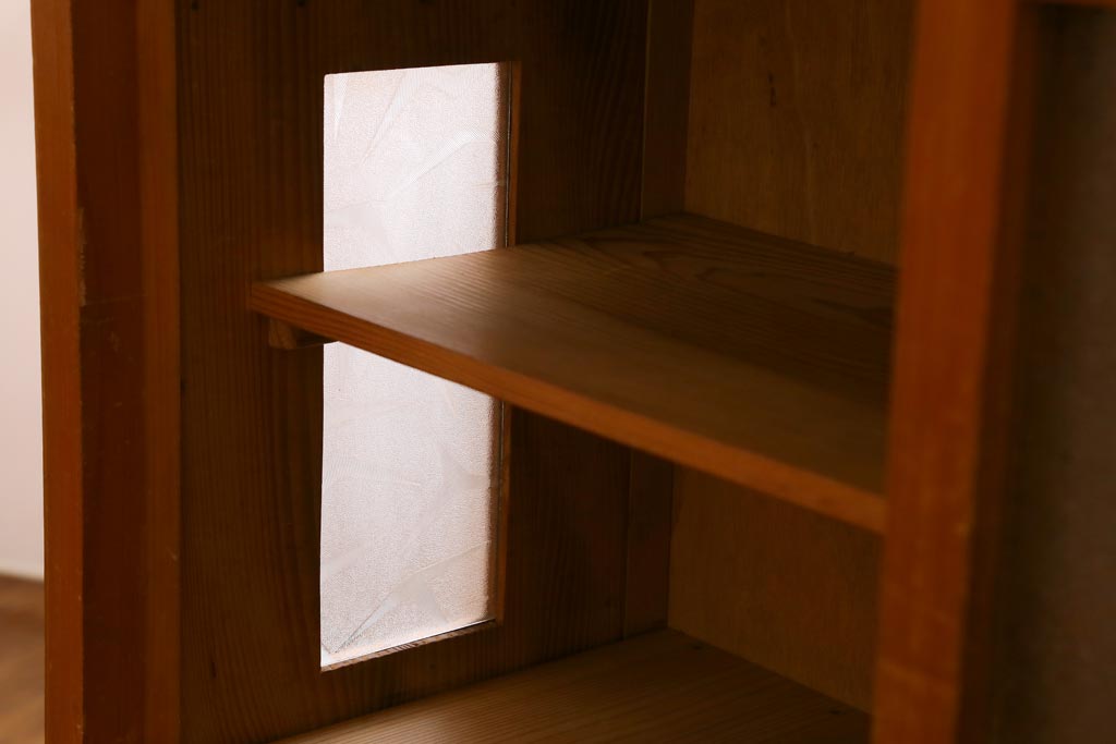 レトロ家具　和製アンティーク　ダイヤガラスがレトロな雰囲気を高める食器棚(収納棚、戸棚、キャビネット)(R-038681)