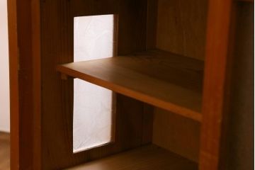 レトロ家具　和製アンティーク　ダイヤガラスがレトロな雰囲気を高める食器棚(収納棚、戸棚、キャビネット)(R-038681)