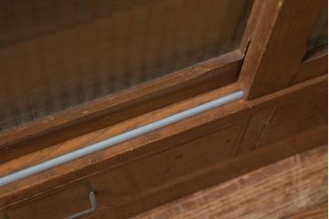 アンティーク家具　昭和中期　銀モールガラス　温かみのある木肌が魅力のレトロなガラス戸棚(収納棚、食器棚、キャビネット)(R-038684)