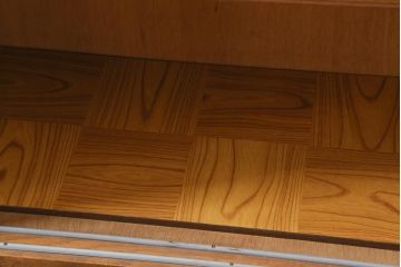 アンティーク家具　昭和中期　銀モールガラス　温かみのある木肌が魅力のレトロなガラス戸棚(収納棚、食器棚、キャビネット)(R-038684)