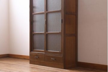 アンティーク家具　昭和中期　銀モールガラス　温かみのある木肌が魅力のレトロなガラス戸棚(収納棚、食器棚、キャビネット)(R-038684)