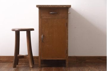 アンティーク家具　昭和レトロ　木の質感が楽しめるシンプルな電話台(サイドキャビネット、収納棚、飾り棚)(R-038687)