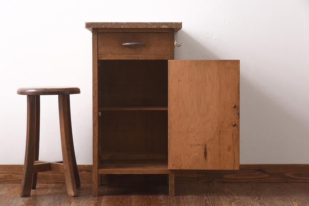 アンティーク家具　昭和レトロ　木の質感が楽しめるシンプルな電話台(サイドキャビネット、収納棚、飾り棚)(R-038687)