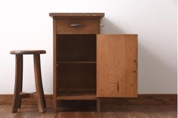 アンティーク家具　昭和レトロ　木の質感が楽しめるシンプルな電話台(サイドキャビネット、収納棚、飾り棚)(R-038687)