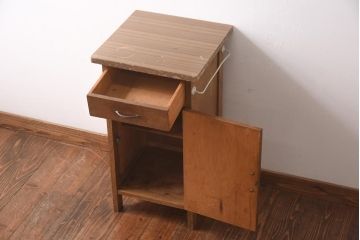 アンティーク家具　昭和レトロ　木の質感が楽しめるシンプルな電話台(サイドキャビネット、収納棚、飾り棚)(R-038687)