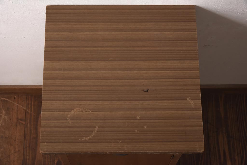 アンティーク家具　昭和レトロ　木の質感が楽しめるシンプルな電話台(サイドキャビネット、収納棚、飾り棚)(R-038687)