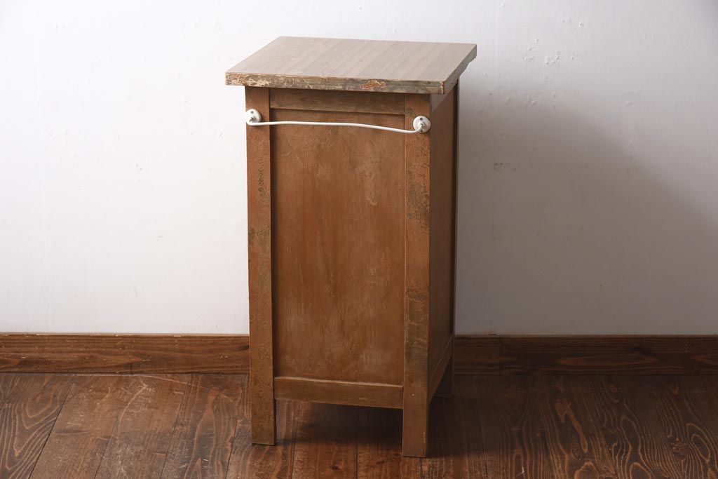 アンティーク家具　昭和レトロ　木の質感が楽しめるシンプルな電話台(サイドキャビネット、収納棚、飾り棚)(R-038687)