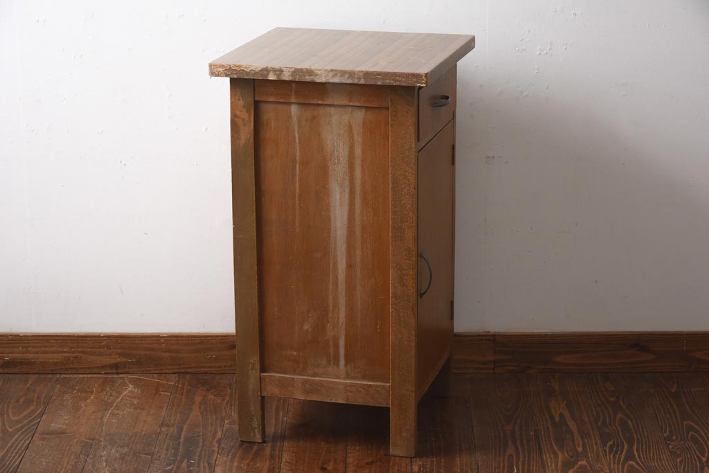 アンティーク家具　昭和レトロ　木の質感が楽しめるシンプルな電話台(サイドキャビネット、収納棚、飾り棚)(R-038687)