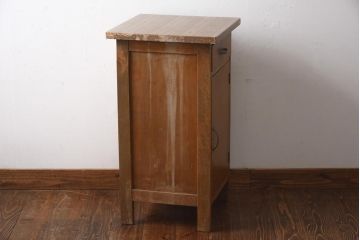 アンティーク家具　昭和レトロ　木の質感が楽しめるシンプルな電話台(サイドキャビネット、収納棚、飾り棚)(R-038687)