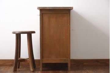 アンティーク家具　昭和レトロ　木の質感が楽しめるシンプルな電話台(サイドキャビネット、収納棚、飾り棚)(R-038687)