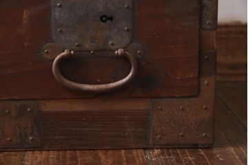 アンティーク家具　和製アンティーク　明治期　ヒノキ材　倹飩式の扉が趣あふれる箪笥(引き出し、収納棚)(R-038688)