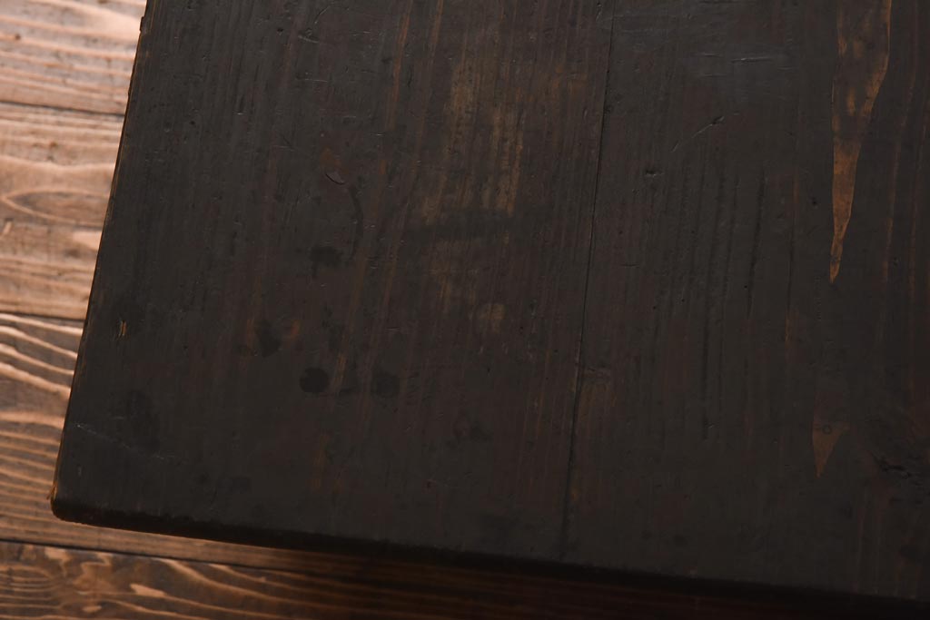 アンティーク家具　大正昭和初期　渋みのある濃い木肌が素敵なサイドテーブル(ディスプレイ台)(R-038691)