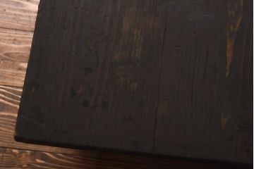 アンティーク家具　大正昭和初期　渋みのある濃い木肌が素敵なサイドテーブル(ディスプレイ台)(R-038691)