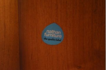 ヴィンテージ家具　イギリスビンテージ　nathan社(ネイサン)　チーク材のスタイリッシュなキャビネット(カップボード、食器棚、収納棚)(R-038693)