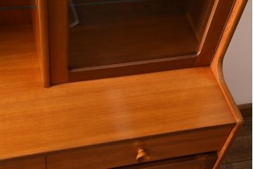 ヴィンテージ家具　イギリスビンテージ　nathan社(ネイサン)　チーク材のスタイリッシュなキャビネット(カップボード、食器棚、収納棚)(R-038693)