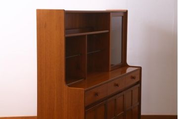 ヴィンテージ家具　イギリスビンテージ　nathan社(ネイサン)　チーク材のスタイリッシュなキャビネット(カップボード、食器棚、収納棚)(R-038693)