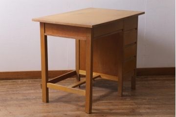 ヴィンテージ家具　温かみのある木肌が魅力のシンプルな片袖デスク(机、在宅ワーク、在宅用ワークデスク、ビンテージ)(R-038704)