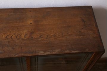 アンティーク家具　前面タモ玉杢材　ガラス引き戸のデザインがお洒落な茶箪笥(茶棚、戸棚、収納棚)(R-038705)