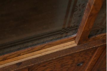 アンティーク家具　前面タモ玉杢材　ガラス引き戸のデザインがお洒落な茶箪笥(茶棚、戸棚、収納棚)(R-038705)