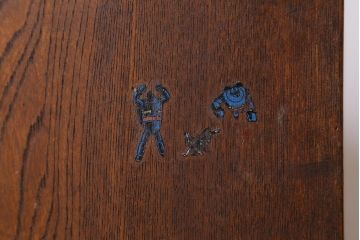 アンティーク家具　前面タモ玉杢材　ガラス引き戸のデザインがお洒落な茶箪笥(茶棚、戸棚、収納棚)(R-038705)
