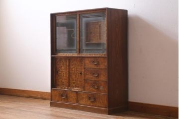 アンティーク家具　前面タモ玉杢材　ガラス引き戸のデザインがお洒落な茶箪笥(茶棚、戸棚、収納棚)(R-038705)