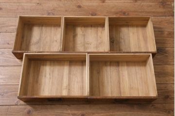 アンティーク家具　前面タモ玉杢材　ガラス引き戸のデザインがお洒落な茶箪笥(茶棚、戸棚、収納棚)(R-038705)