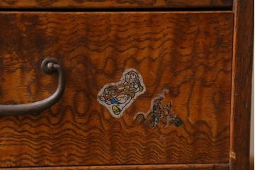 アンティーク家具　前面タモ玉杢材　ガラス引き戸のデザインがお洒落な茶箪笥(茶棚、戸棚、収納棚)(R-038705)