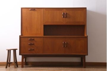 ヴィンテージ家具　北欧ビンテージ　G-PLAN(ジープラン)　Sierra(シエラ)　チーク材　温かな木肌が魅力のスタイリッシュなサイドボード(収納棚、カップボード)(R-038714)
