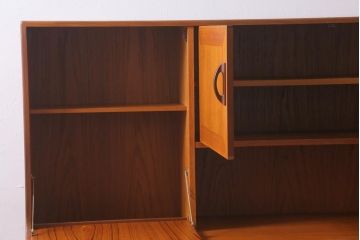 ヴィンテージ家具　北欧ビンテージ　G-PLAN(ジープラン)　Sierra(シエラ)　チーク材　温かな木肌が魅力のスタイリッシュなサイドボード(収納棚、カップボード)(R-038714)