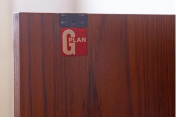 ヴィンテージ家具　北欧ビンテージ　G-PLAN(ジープラン)　Sierra(シエラ)　チーク材　温かな木肌が魅力のスタイリッシュなサイドボード(収納棚、カップボード)(R-038714)