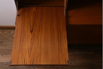 ヴィンテージ家具　北欧ビンテージ　G-PLAN(ジープラン)　Sierra(シエラ)　チーク材　温かな木肌が魅力のスタイリッシュなサイドボード(収納棚、カップボード)(R-038714)