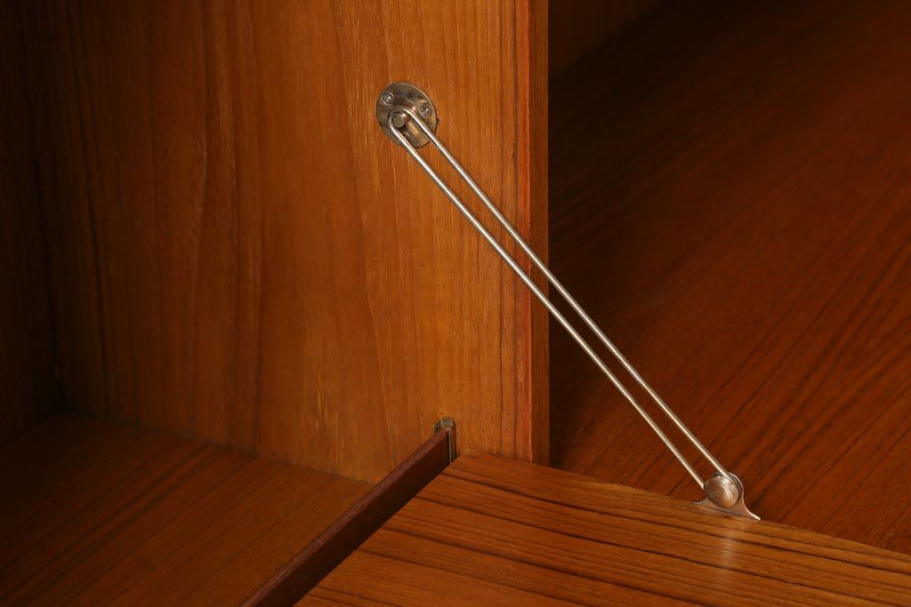 ヴィンテージ家具　北欧ビンテージ　G-PLAN(ジープラン)　Sierra(シエラ)　チーク材　温かな木肌が魅力のスタイリッシュなサイドボード(収納棚、カップボード)(R-038714)